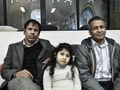 Sulla sinistra il il 46enne Manoj Ramrutton, uno dei primi mauriziani a trasferirsi a Bari e che attualmente si occupa del tempio hindu. Accanto a lui la figlia